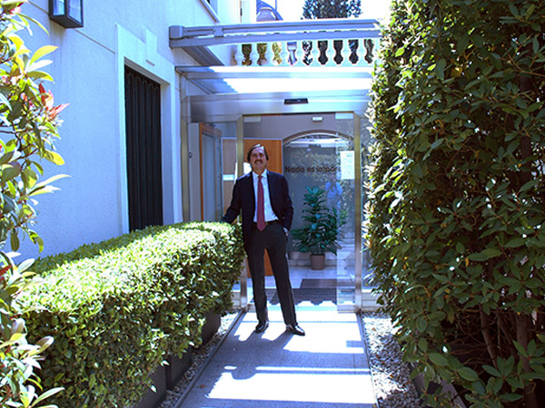 Ricardo Vilas de Escauriaza en el camino del jardín, ante la puerta acristalada de entrada al despacho
